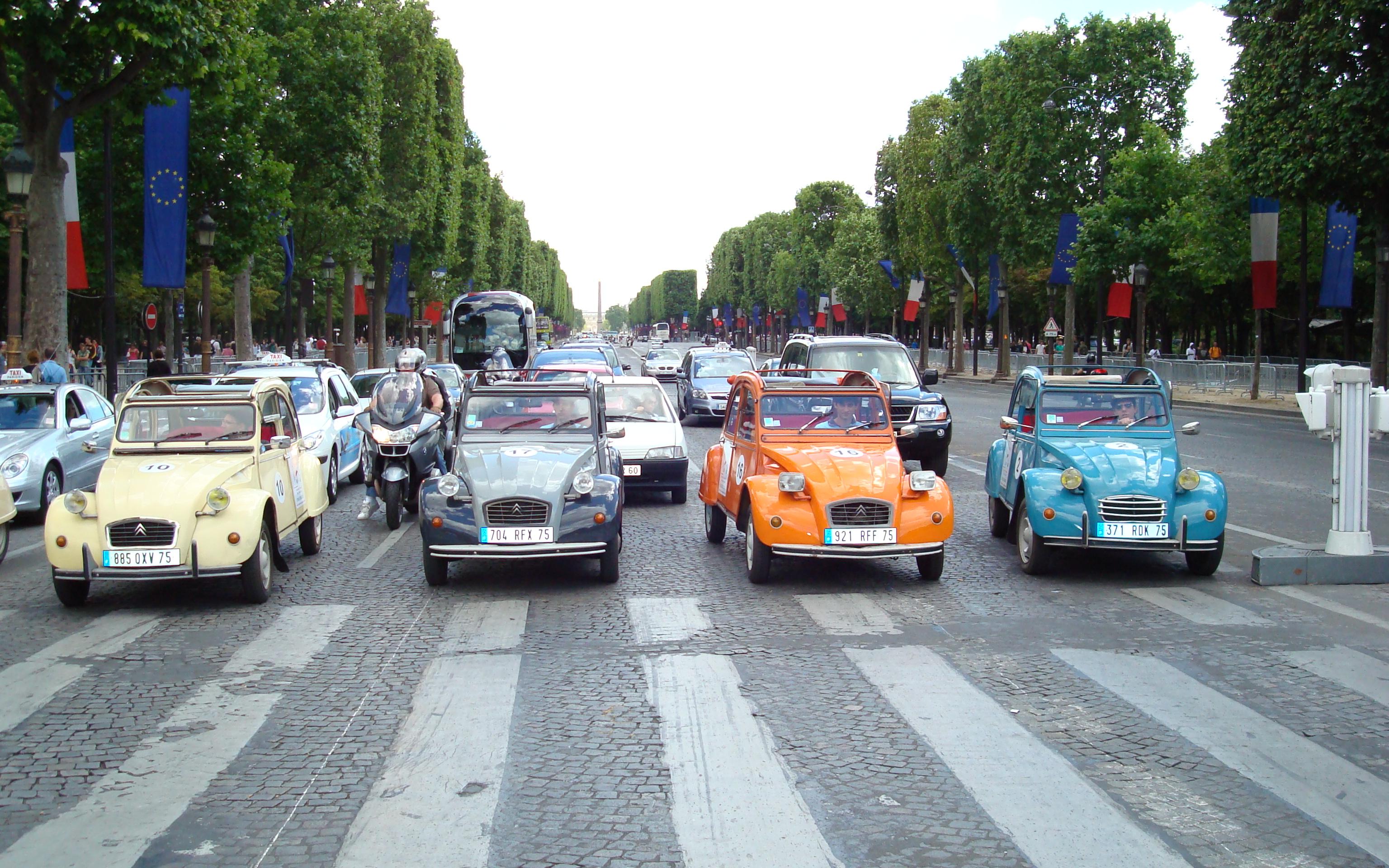 2CVで行く、シャンゼリゼからマドレーヌ広場まで、パリの街をめぐる旅（所要時間：30分）