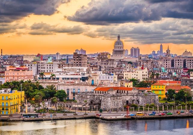 Transfert privé de l'aéroport de la Havane au centre-ville de la Havane - 1 à 2 personnes