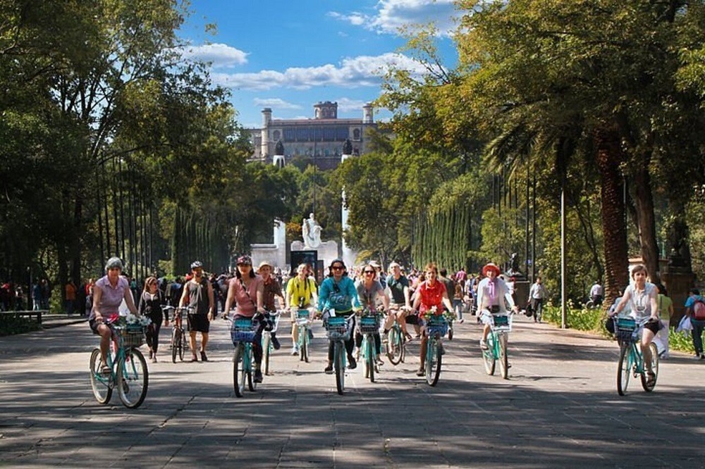 Guided bike tour of Chapultepec Park - Ceetiz