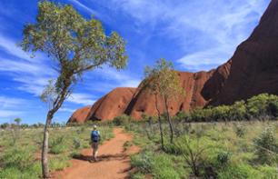 Trek autour d’Ayers Rock (Uluru) au lever du soleil – Une demi-journée au départ d'Ayers Rock