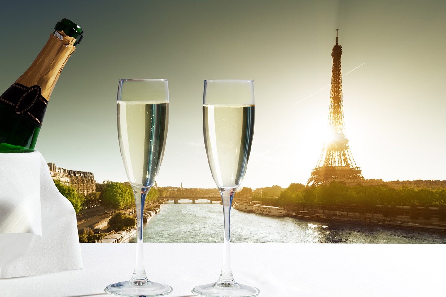 Пьяна шампанское. Бокал на фоне Парижа. Вино на фоне Эйфелевой башни. Бокалы с вином на фоне Парижа. Бокал для шампанского на фоне города.