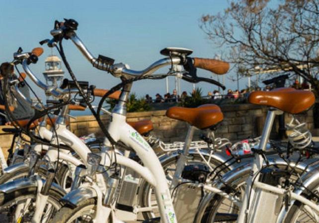 Visite guidée privée en vélo électrique du Montjuic à Barcelone – En français