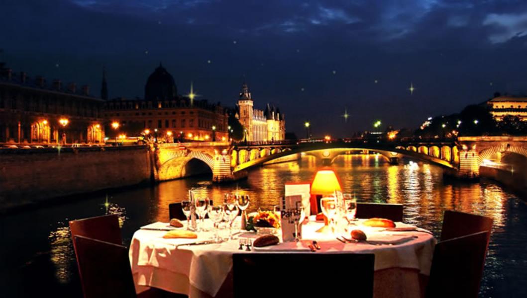 Cruzeiro Jantar de Natal e Iluminações de Paris, partida desde a Torre Eiffel - duração 2h30 (lugares limitados)