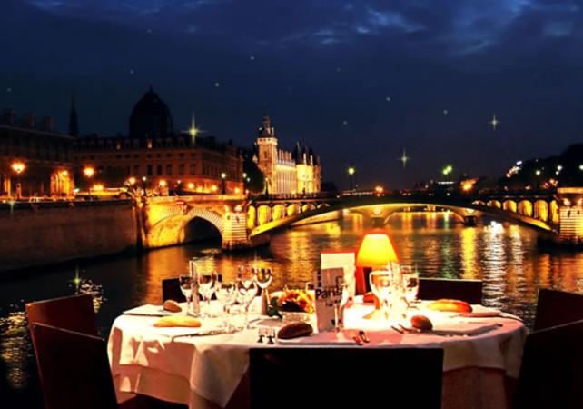 Croisière dîner Réveillon de Noël et Illuminations de Paris, départ au pied de la Tour Eiffel - durée 2h30 (places limitées)