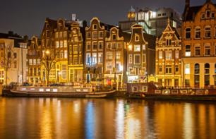 Crucero iluminado por el canal de Ámsterdam