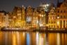 Crucero iluminado por el canal de Ámsterdam