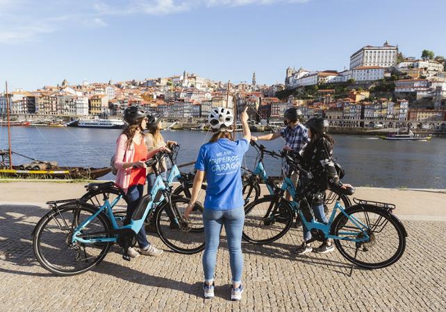 Visite guidée à vélo autour du quartier historique et des berges du Douro (3h) - en français - Porto