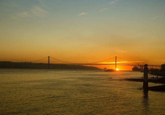 Dîner romantique à bord d'un voilier privatif - en français - Lisbonne