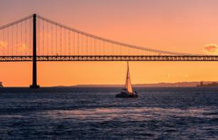 Passeio de veleiro ao pôr do sol em Lisboa