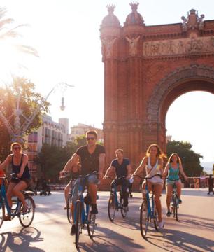 Tour guidé à vélo en français dans la Barcelone historique et artistique