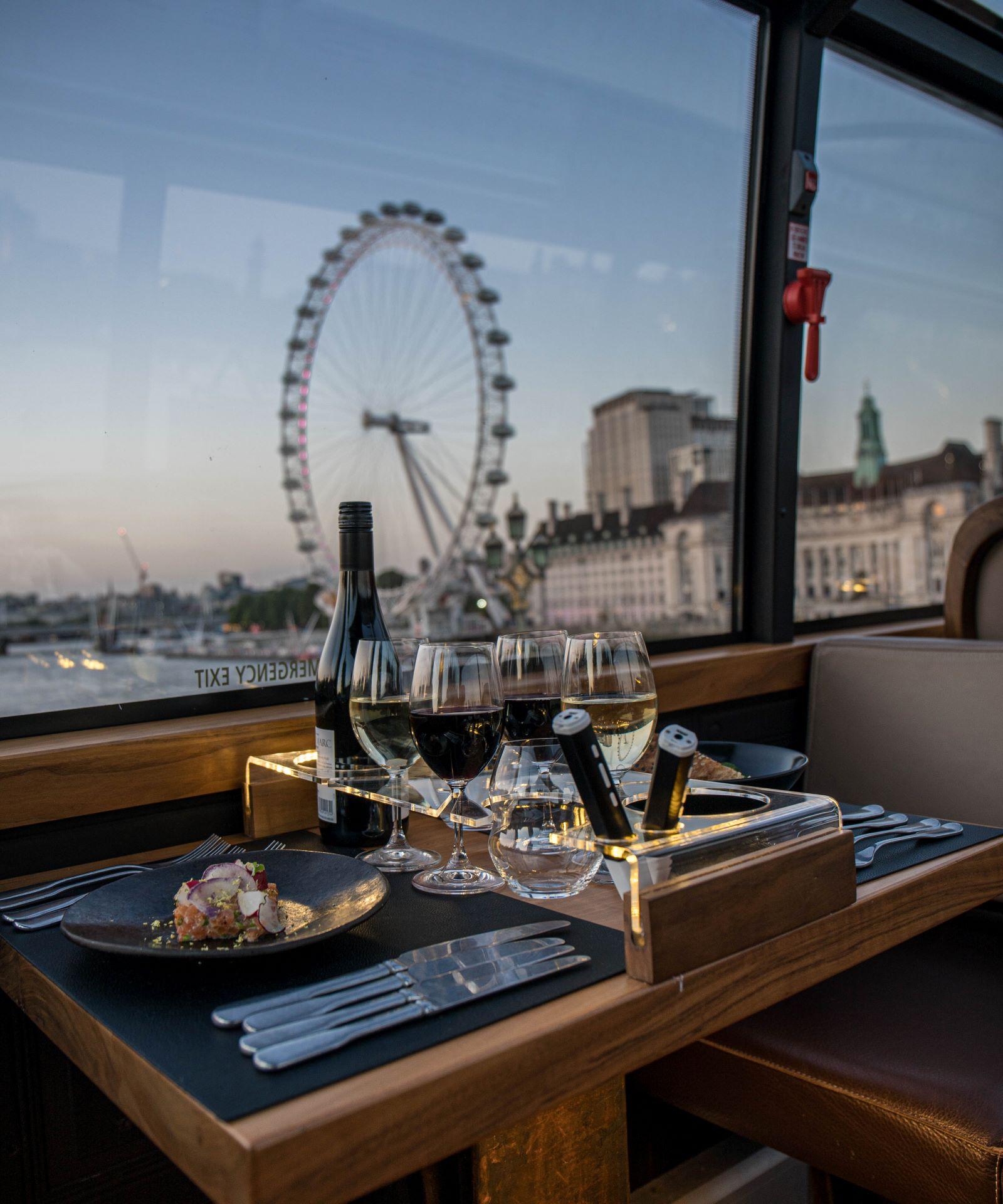 Cena a bordo de un autobús de 2 pisos: El Bustronome – Londres