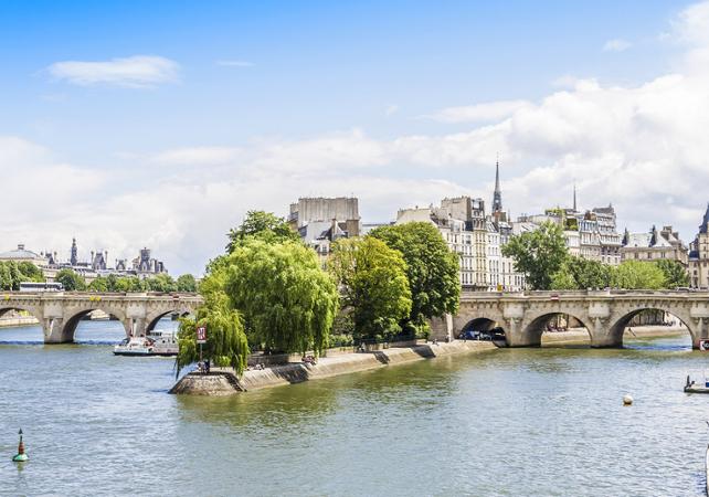 Tour of Notre Dame, Montmartre & The Louvre Museum – Skip-the-line tickets