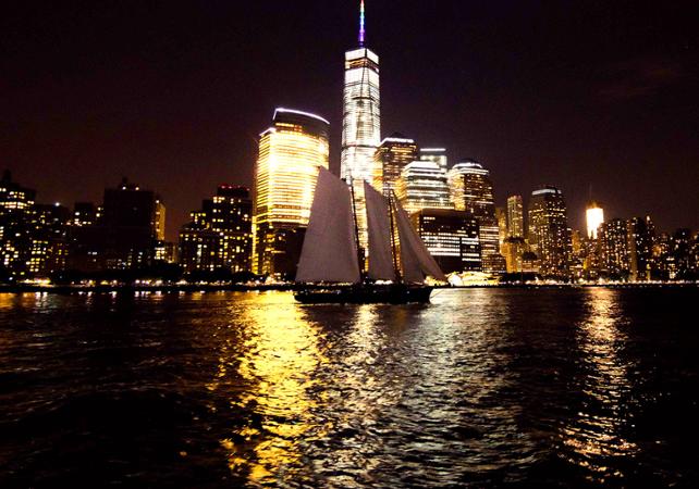 Cruzeiro de veleiro em Nova York de noite