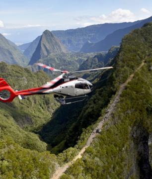 Survol en hélicoptère des cirques de Cilaos et de Mafate à La Réunion (25min), au départ de Saint Pierre - Transferts inclus