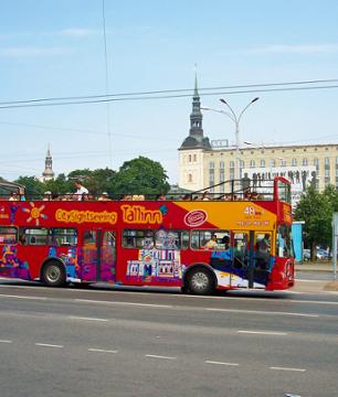 Visiter Tallinn en bus à toit ouvert : tour panoramique avec arrêts multiples