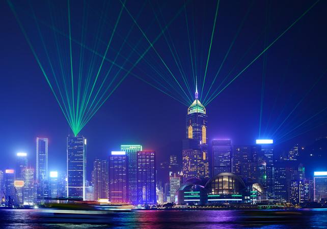Hong Kong de nuit : visite, dîner croisière et spectacle « Symphonie des Lumières »