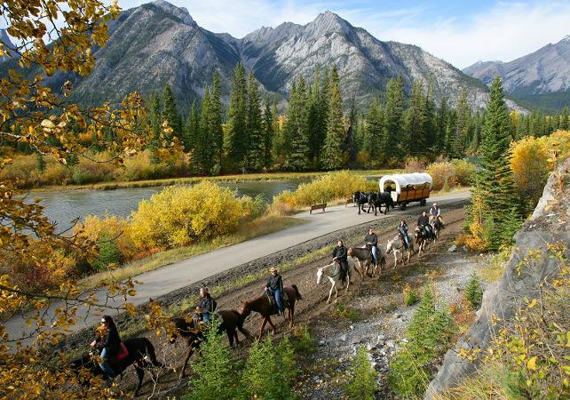 Sur les traces des cowboys des Rocheuses : balade à cheval ou en calèche et barbecue – Au départ de Banff