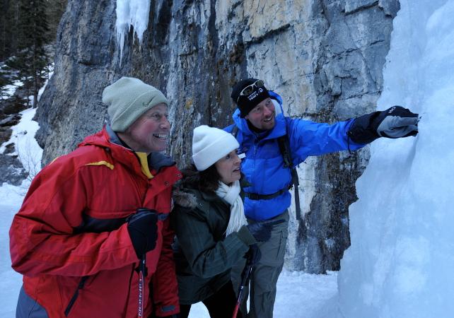 Randonnée dans le lit d’une rivière gelée au cœur des Rocheuses canadiennes – Au départ de Banff