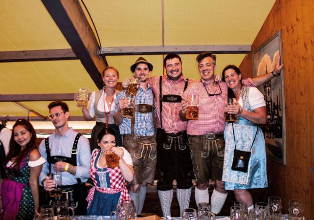 Oktoberfest : visite guidée, table réservée, 2 litres de bière inclus - Munich