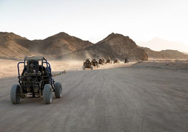 Excursion dans le désert depuis Hurghada: Quad, buggy, dromadaire et dîner spectacle au coucher de soleil