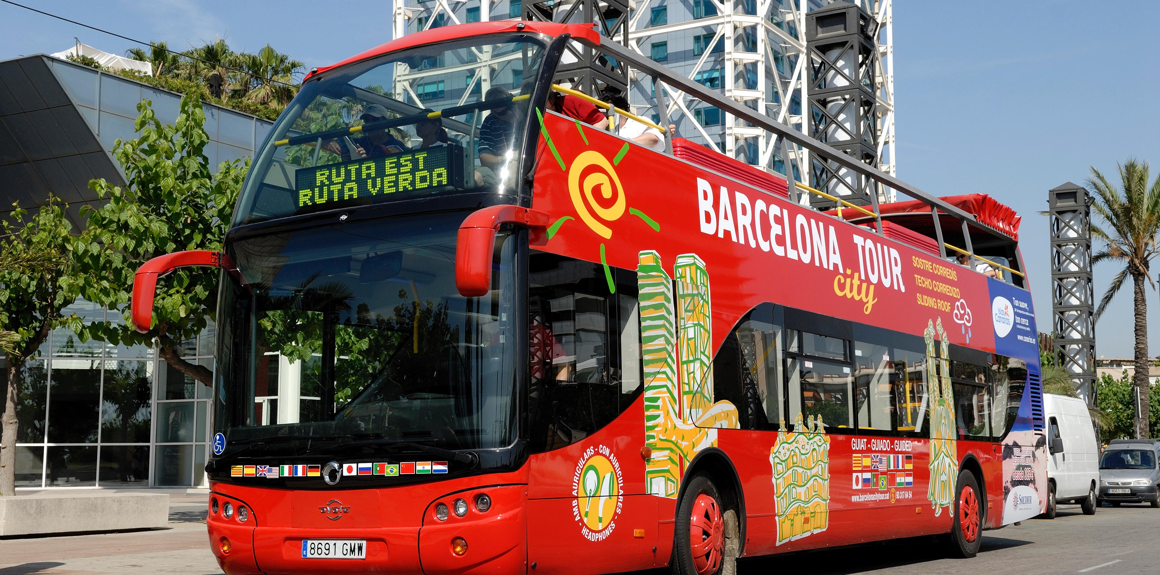 Tour de Barcelone en bus à arrêts multiples et balade en catamaran écologique