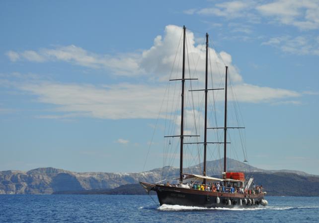 Dîner croisière sur un voilier dans l’archipel de Santorin