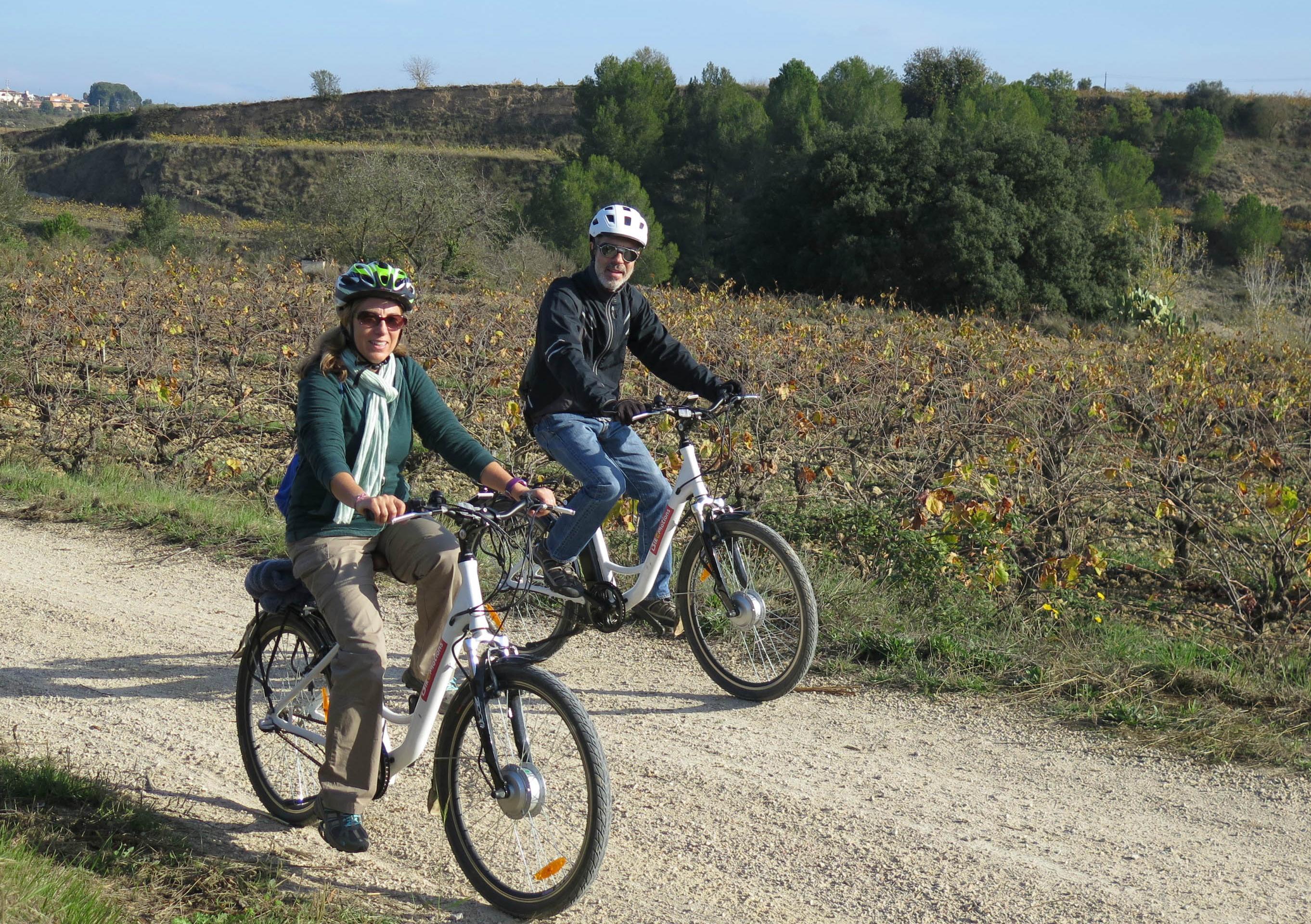 Location de vélos dans les vignobles et déjeuner - grill et spécialités locales – à 1h de Barcelone