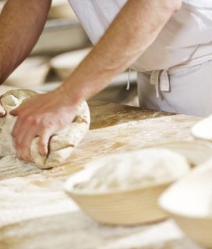 Les secrets de fabrication de la baguette dans une véritable boulangerie parisienne 