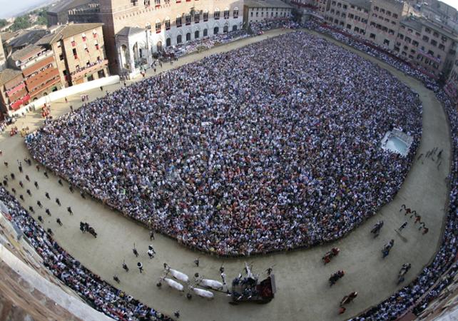 Palio di Siena – Tickets for Horseracing, Guided Tour of the Town and Traditional Tuscan Dinner – Leaving from Florence