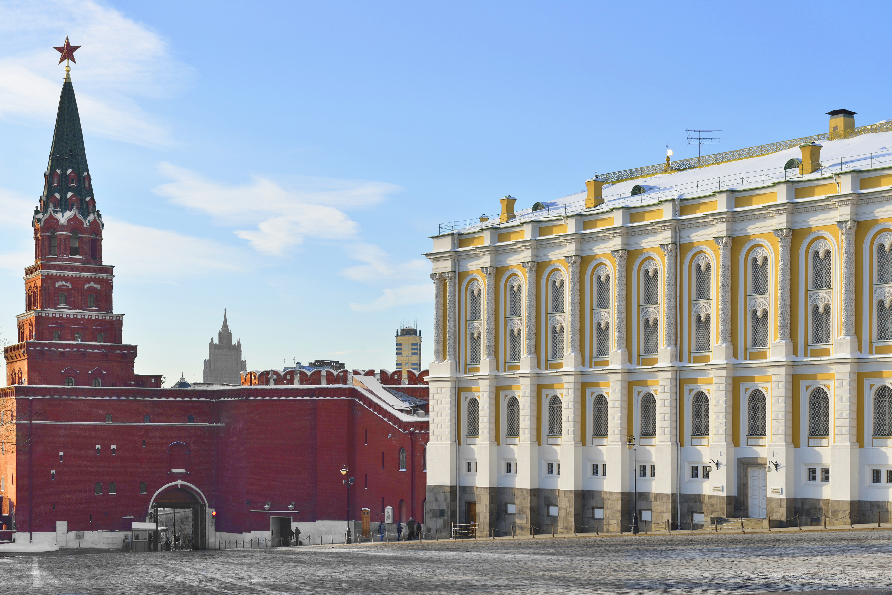 Фонд московского кремля. Оружейная палата Московского Кремля здание. Большой Кремлевский дворец и Оружейная палата. Тон Оружейная палата в Москве. Оружейная палата Московского Кремля здание Архитектор.