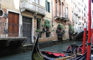 Venezia all'insegna dell'amore: tour privato in gondola e pranzo romantico in un ristorante tradizionale