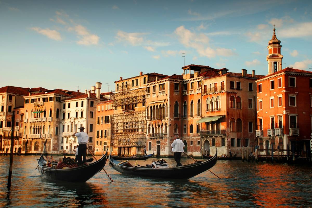 Romantic Evening Dinner And Gondola Ride With Music Venice