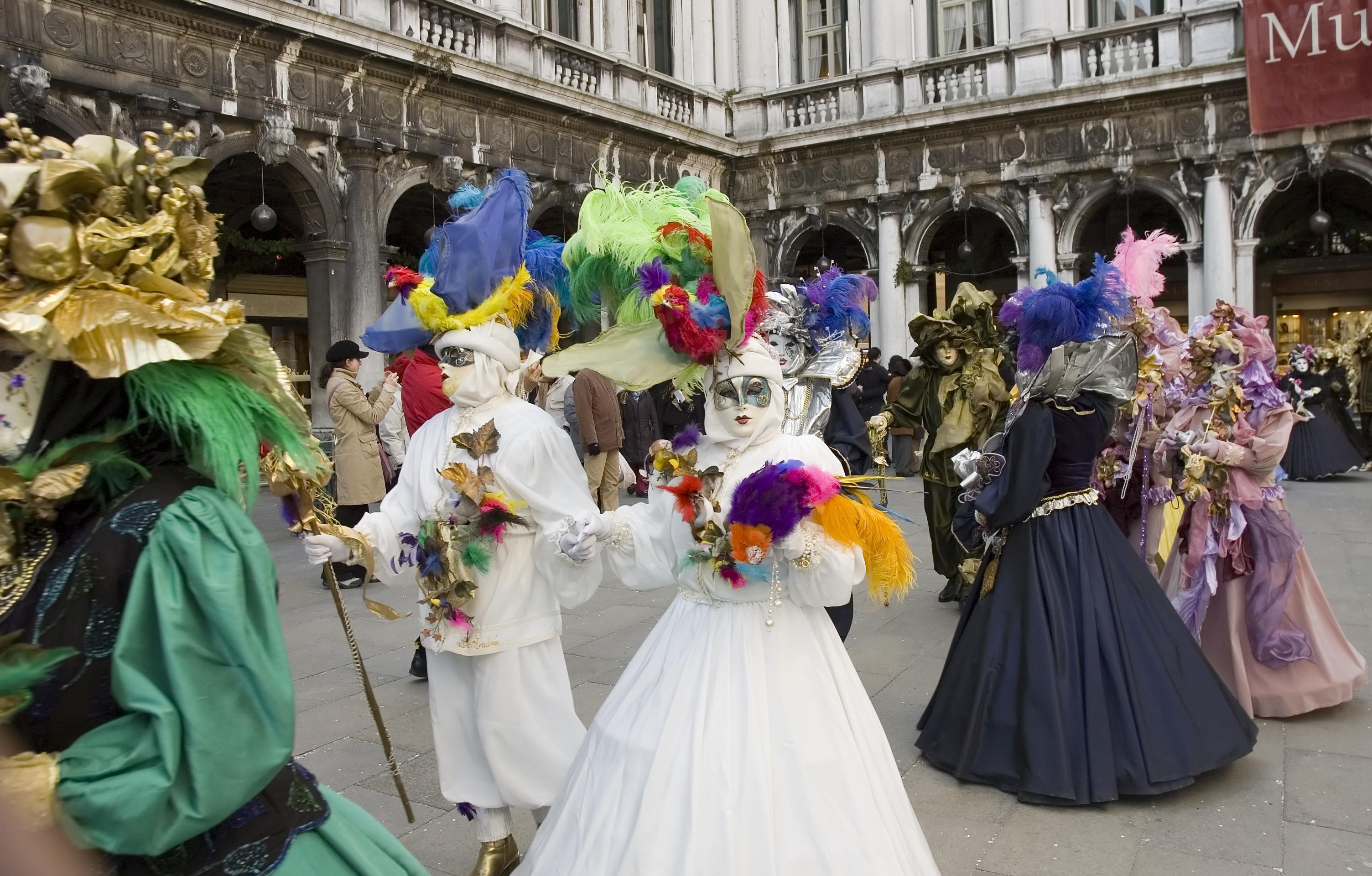 Carnaval de Venise : Location de costume traditionnel, déjeuner spectacle, tour en gondole et parade des costumes
