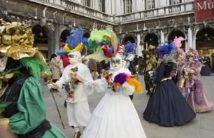 Venice Carnival: Traditional costume rental, lunch show, gondola tour and costume parade  in one of Venice's historical landmarks