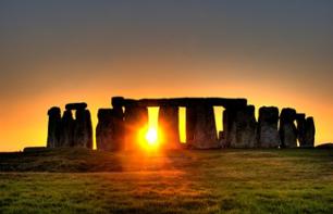 Visita privata di Stonehenge al levare del sole, visita di Lacock e Bath, con partenza da Londra