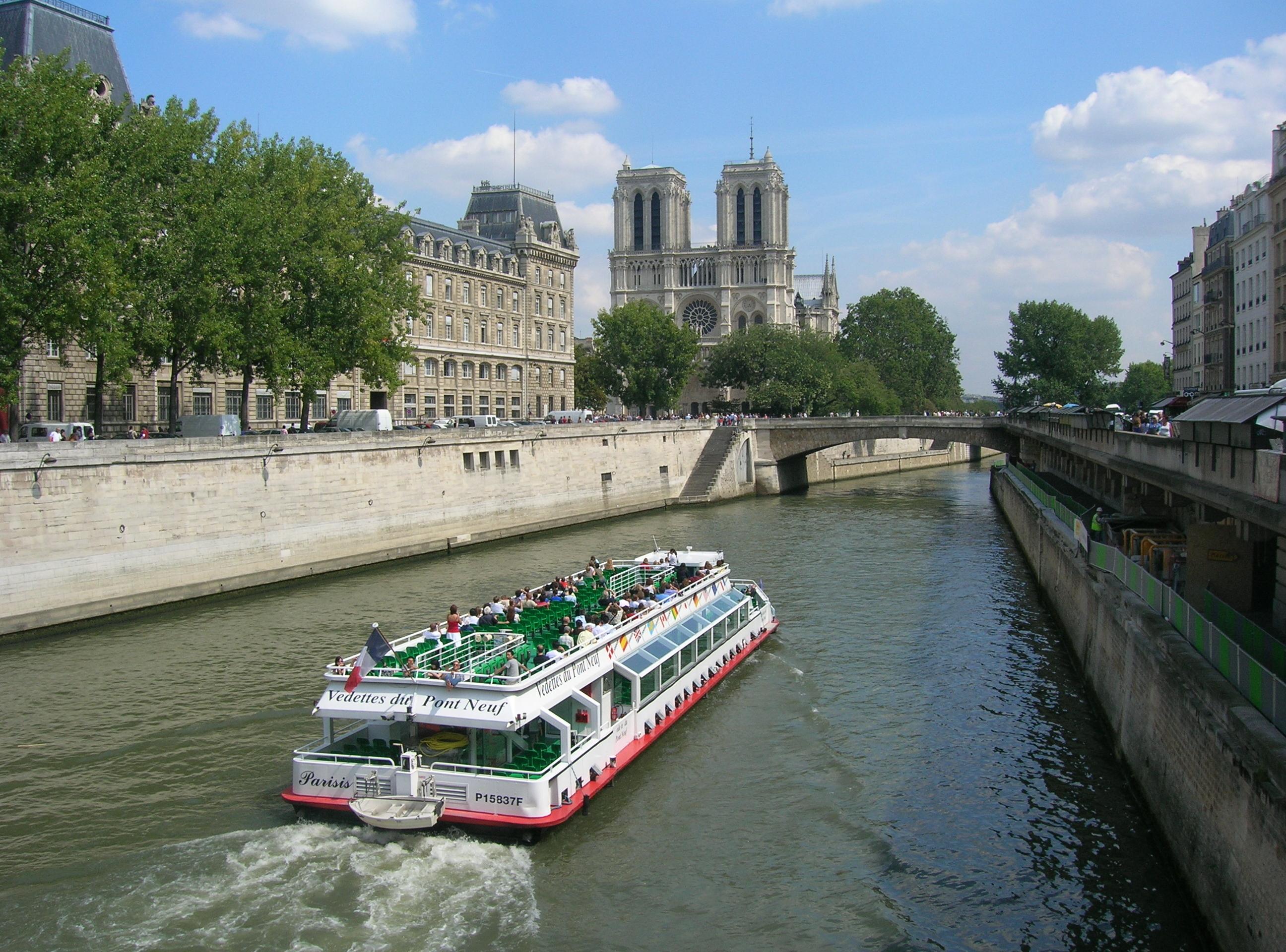Notre Dame + The Louvre Museum + Seine Lunch Cruise + Tour of Montmartre – Hotel pick-up/drop-off