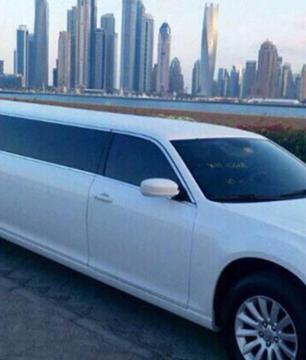 Tour en Limousine Chrysler à Dubaï – Location 1h avec chauffeur