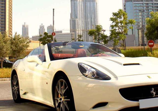 Tour en Ferrari avec chauffeur – Au départ de Dubaï