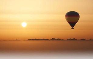 Vol en montgolfière à Dubaï : survol du désert au lever du soleil