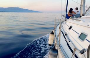 Croisière à bord d’un voilier au coucher de soleil avec apéritif - Au départ du port de Giardini Naxos (Taormine) - En français