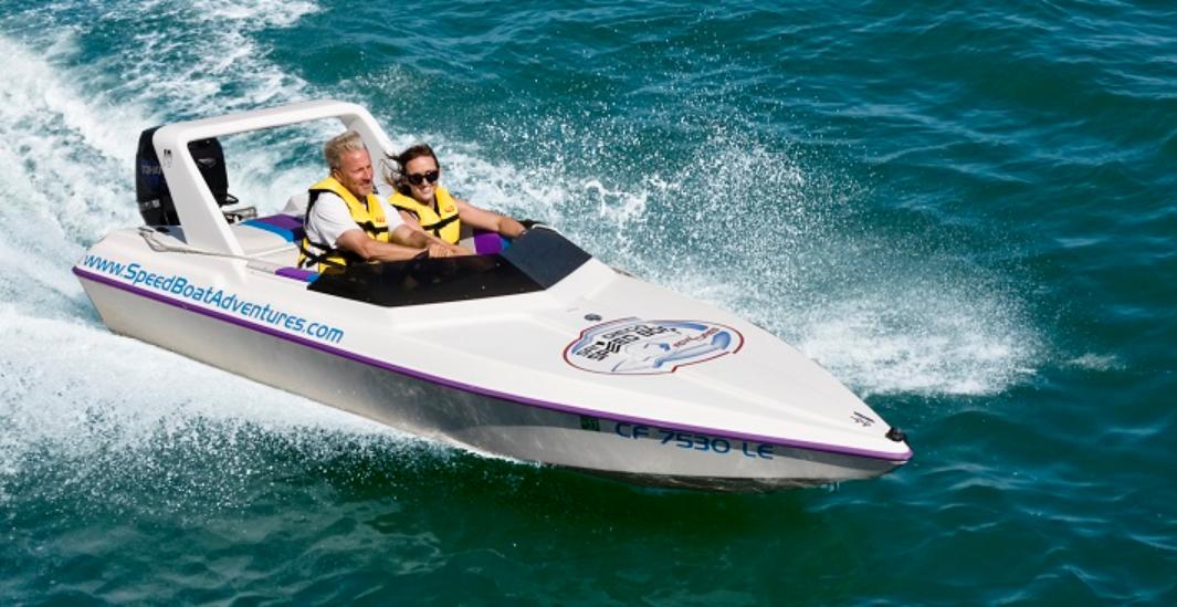 Conduite de speed boat dans la baie de San Diego