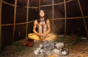 Immersion dans la culture amérindienne au Site Traditionnel Huron « Onhoüa Chetek8e » : canot, tir à l'arc, repas traditionnel, etc. à Québec