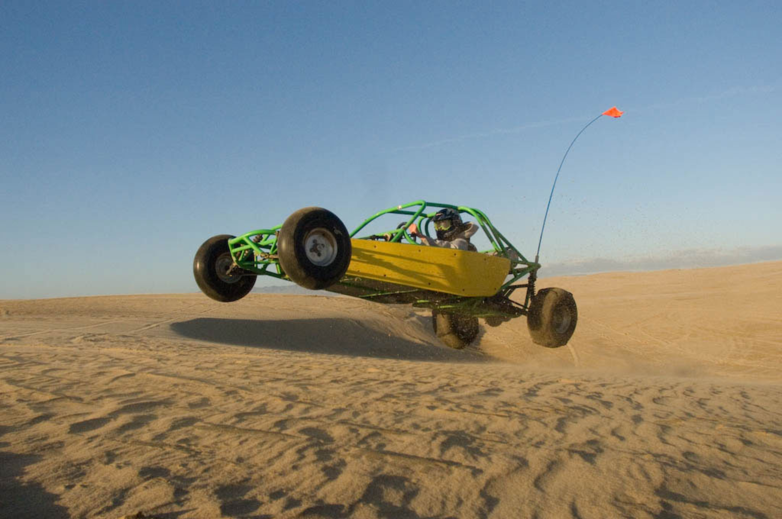 Course-poursuite en buggy dans le désert