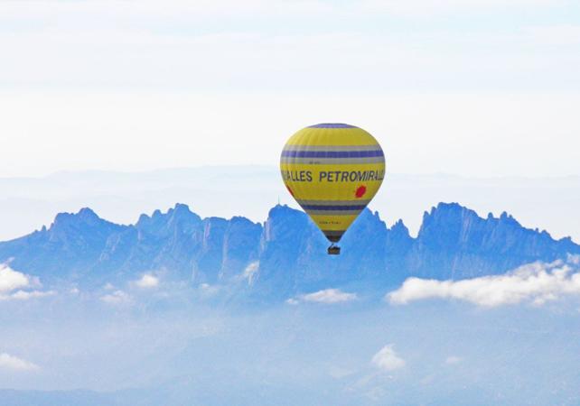 Survol de Montserrat en Montgolfière - avec transport depuis Barcelone