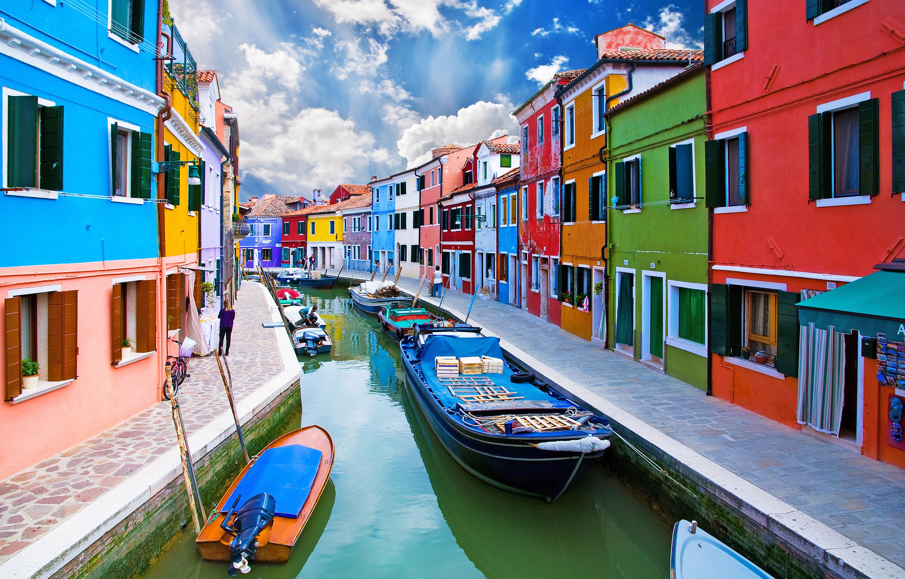 Visit a glass blowing workshop in Murano and a lace workshop in Burano - In English
