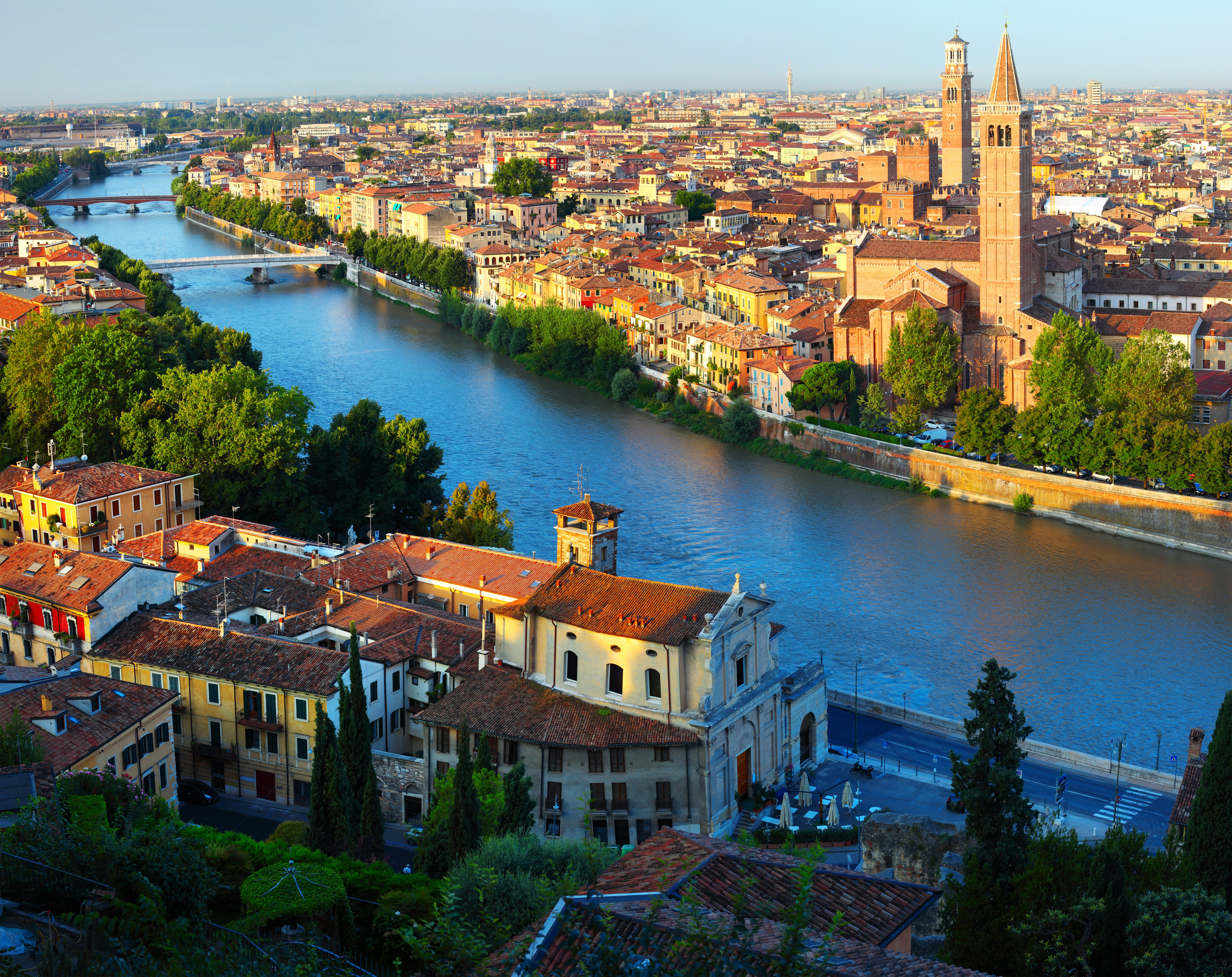 Verona. В Италии, в Вероне и Мантуе. Река Адидже в Италии.