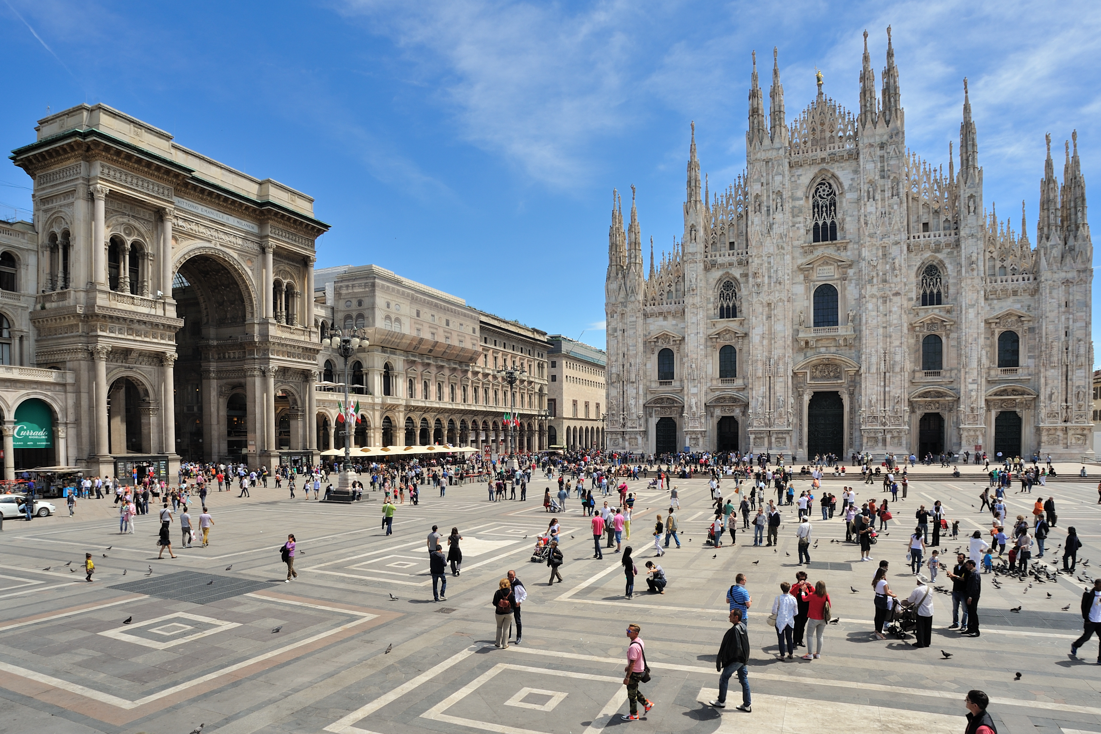 Площадь италии. Милан Соборная площадь. Площадь Duomo Милан. : Площадь Пьяцца-Дуомо. Пьяцца дель Дуомо Милан.